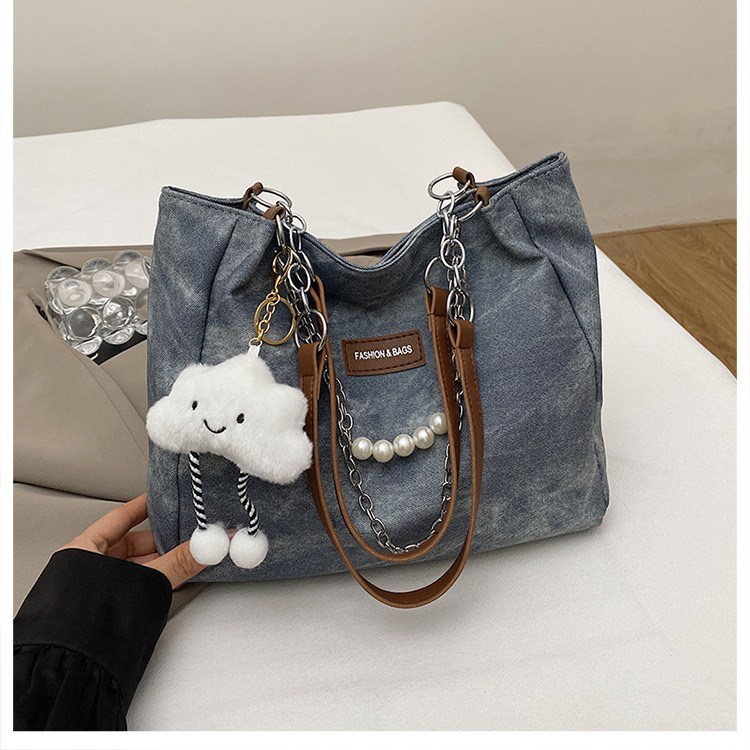 Τσάντα ώμου από PU δέρμα με επένδυση νάιλον, κλείσιμο με φερμουάρ, εσωτερικά τσεπάκια για κινητό και έγγραφα, 3D δομή, κάθετο τετράγωνο σχήμα, κυκλοφορία Χειμώνας 2024