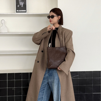 Torba Tote s quilted totem dizajnom, ručno tkanom materijalom Super Fiber, vertikalnog kvadratnog oblika, magnetsko zatvaranje