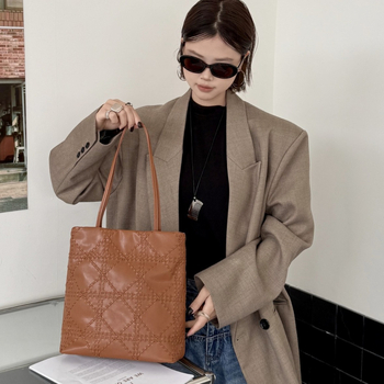 Torba Tote s quilted totem dizajnom, ručno tkanom materijalom Super Fiber, vertikalnog kvadratnog oblika, magnetsko zatvaranje