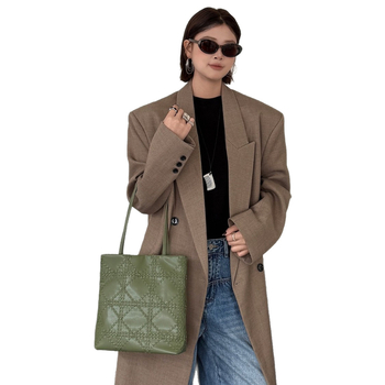 Torba Tote s quilted totem dizajnom, ručno tkanom materijalom Super Fiber, vertikalnog kvadratnog oblika, magnetsko zatvaranje