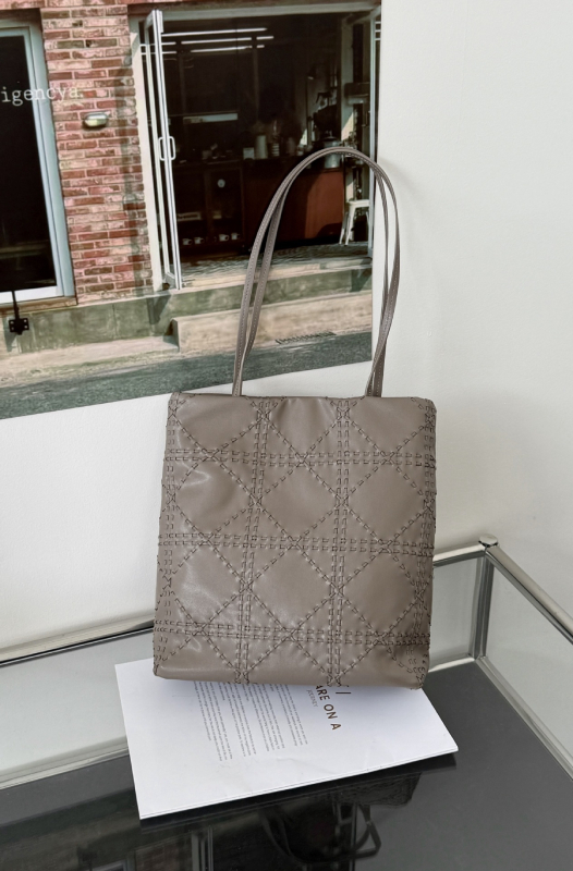 Torba Tote s quilted totem dizajnom, ručno tkanom materijalom Super Fiber, vertikalnog kvadratnog oblika, magnetsko zatvaranje