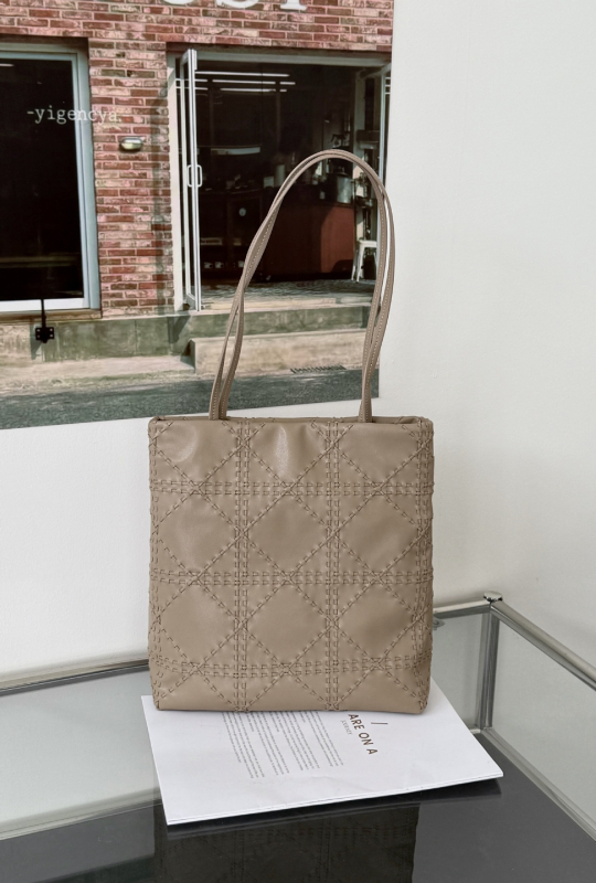 Torba Tote s quilted totem dizajnom, ručno tkanom materijalom Super Fiber, vertikalnog kvadratnog oblika, magnetsko zatvaranje