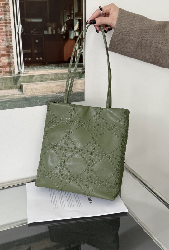 Torba Tote s quilted totem dizajnom, ručno tkanom materijalom Super Fiber, vertikalnog kvadratnog oblika, magnetsko zatvaranje