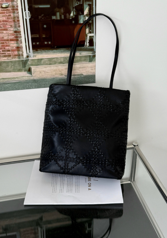 Torba Tote s quilted totem dizajnom, ručno tkanom materijalom Super Fiber, vertikalnog kvadratnog oblika, magnetsko zatvaranje