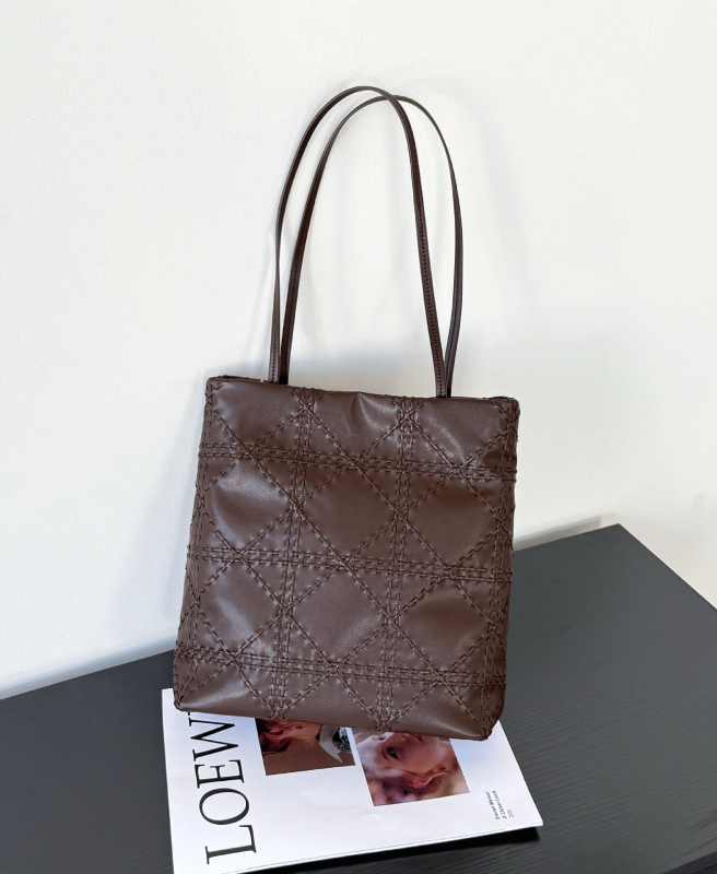 Torba Tote s quilted totem dizajnom, ručno tkanom materijalom Super Fiber, vertikalnog kvadratnog oblika, magnetsko zatvaranje