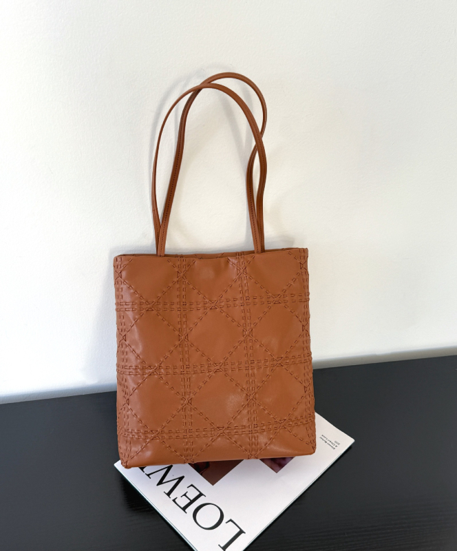 Torba Tote s quilted totem dizajnom, ručno tkanom materijalom Super Fiber, vertikalnog kvadratnog oblika, magnetsko zatvaranje