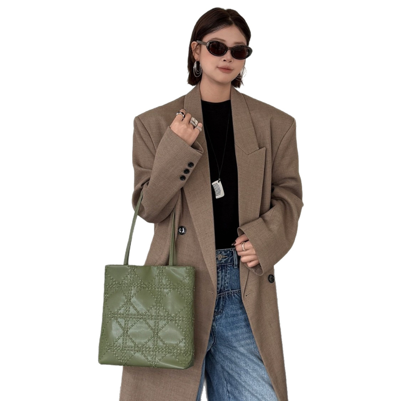 Torba Tote s quilted totem dizajnom, ručno tkanom materijalom Super Fiber, vertikalnog kvadratnog oblika, magnetsko zatvaranje