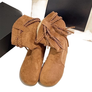 Női bojtos csizma, felső része szintetikus bőrből, gumírozott talp, középmagas szár, lapos sarok, PU bélés