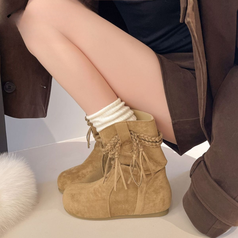 Női bojtos csizma, felső része szintetikus bőrből, gumírozott talp, középmagas szár, lapos sarok, PU bélés