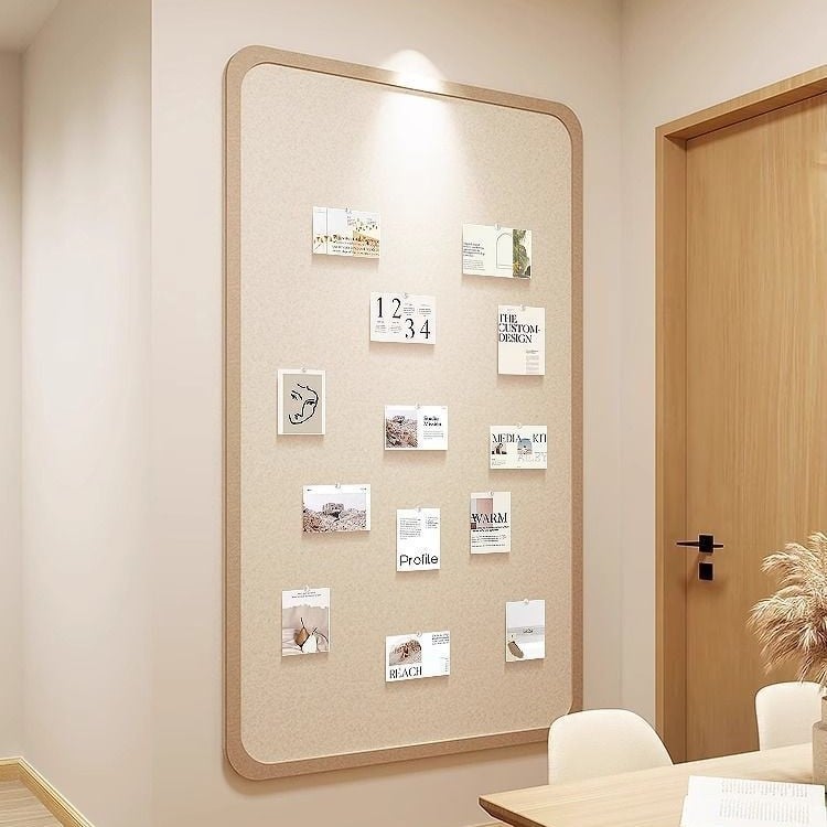 Filc naljepnica za zid s motivima: pejzaži, geometrijski obrasci, drveni uzorak i tekst; pogodna za dnevni boravak, spavaću sobu ili radni prostor