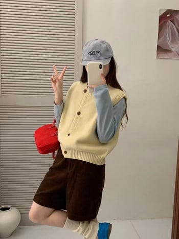 Жилет от плетена материя с кръгла яка, едноредово закопчаване и дървени копчета, свободен силует, за жени.