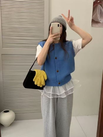 Жилет от плетена материя с кръгла яка, едноредово закопчаване и дървени копчета, свободен силует, за жени.