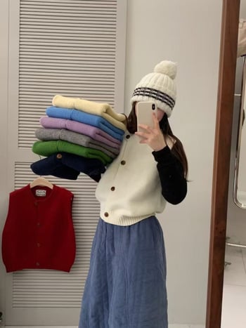 Жилет от плетена материя с кръгла яка, едноредово закопчаване и дървени копчета, свободен силует, за жени.