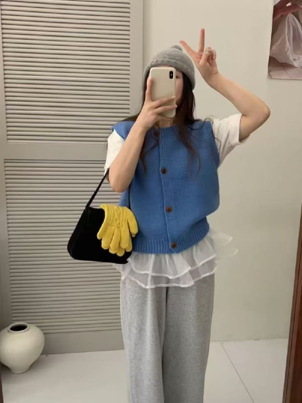 Жилет от плетена материя с кръгла яка, едноредово закопчаване и дървени копчета, свободен силует, за жени.