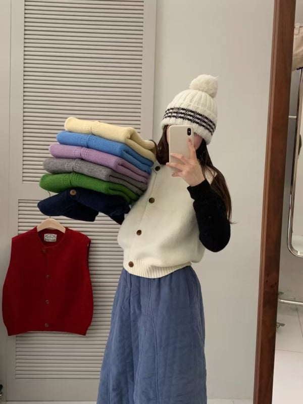 Жилет от плетена материя с кръгла яка, едноредово закопчаване и дървени копчета, свободен силует, за жени.