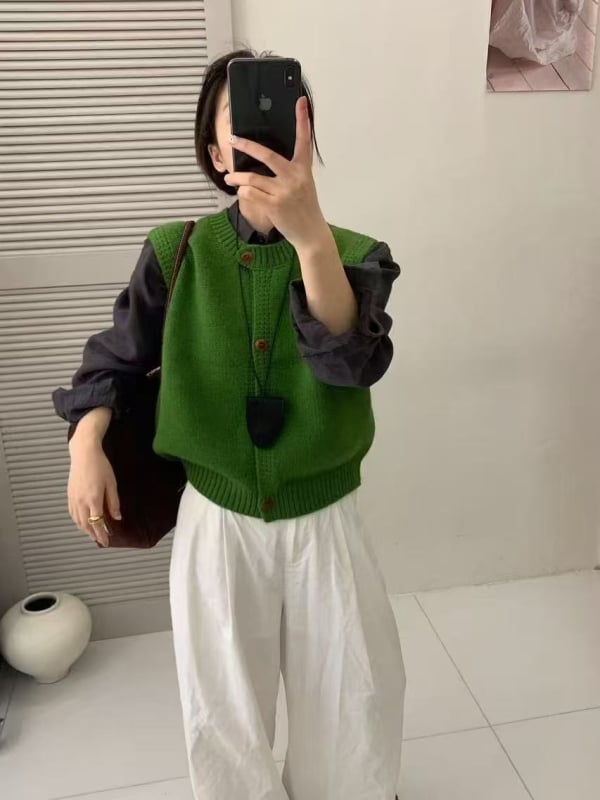 Жилет от плетена материя с кръгла яка, едноредово закопчаване и дървени копчета, свободен силует, за жени.