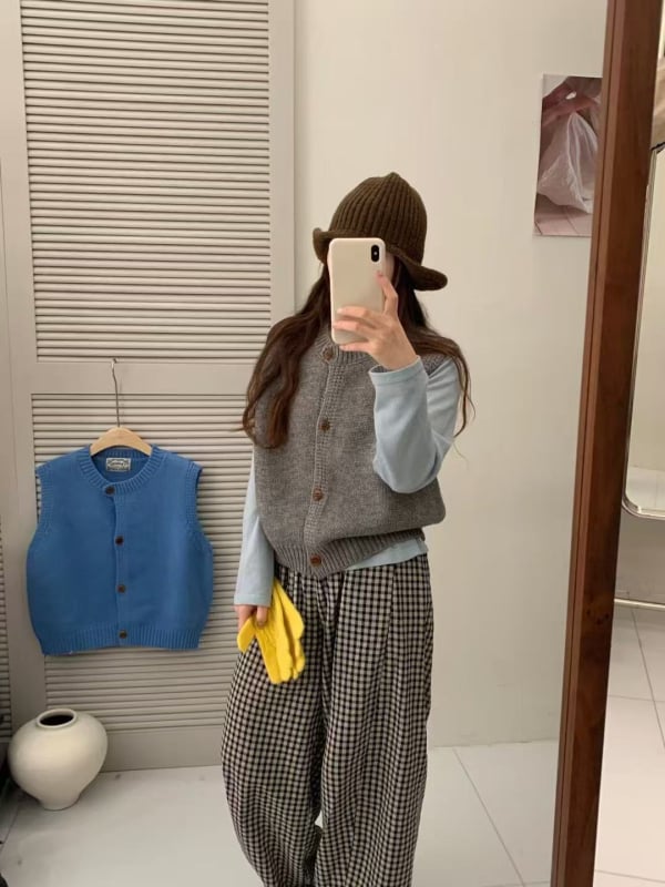 Жилет от плетена материя с кръгла яка, едноредово закопчаване и дървени копчета, свободен силует, за жени.