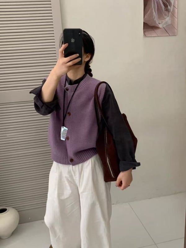 Жилет от плетена материя с кръгла яка, едноредово закопчаване и дървени копчета, свободен силует, за жени.