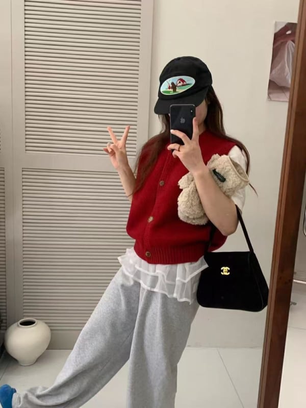 Жилет от плетена материя с кръгла яка, едноредово закопчаване и дървени копчета, свободен силует, за жени.