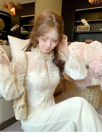 Čipkasti izvezeni pleteni top, poliester-amonij smjesa, stojeći ovratnik, rameni padajući sa kratkim rukavima, pojasna podstava