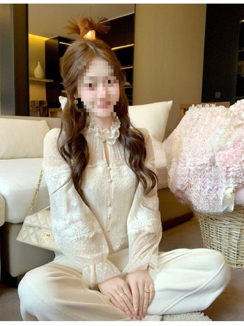 Čipkasti izvezeni pleteni top, poliester-amonij smjesa, stojeći ovratnik, rameni padajući sa kratkim rukavima, pojasna podstava