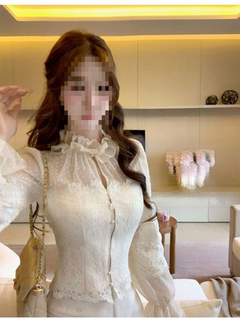 Čipkasti izvezeni pleteni top, poliester-amonij smjesa, stojeći ovratnik, rameni padajući sa kratkim rukavima, pojasna podstava