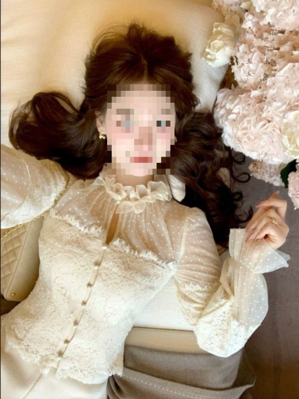 Čipkasti izvezeni pleteni top, poliester-amonij smjesa, stojeći ovratnik, rameni padajući sa kratkim rukavima, pojasna podstava