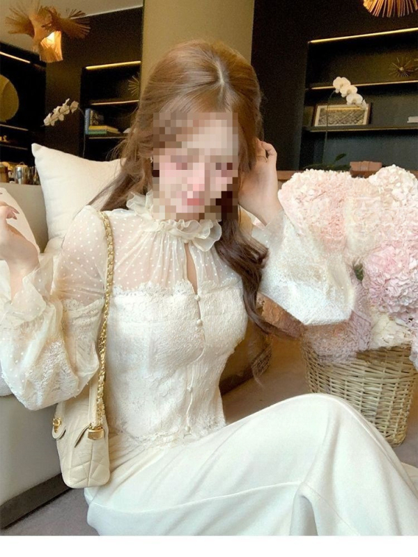 Čipkasti izvezeni pleteni top, poliester-amonij smjesa, stojeći ovratnik, rameni padajući sa kratkim rukavima, pojasna podstava