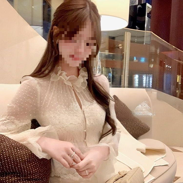 Čipkasti izvezeni pleteni top, poliester-amonij smjesa, stojeći ovratnik, rameni padajući sa kratkim rukavima, pojasna podstava