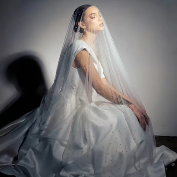 Menyasszonyi fátyol hálós anyagból gyöngyökkel, könyökhosszú, testreszabható dizájn