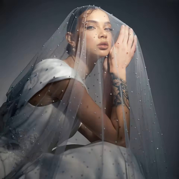 Menyasszonyi fátyol hálós anyagból gyöngyökkel, könyökhosszú, testreszabható dizájn