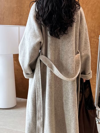 Дамско палто от вълна с яка-стойка, панелно пришити детайли, плътна материя, свободен силует, средна дължина