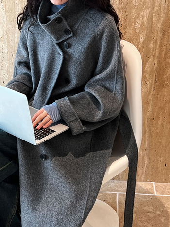 Дамско палто от вълна с яка-стойка, панелно пришити детайли, плътна материя, свободен силует, средна дължина