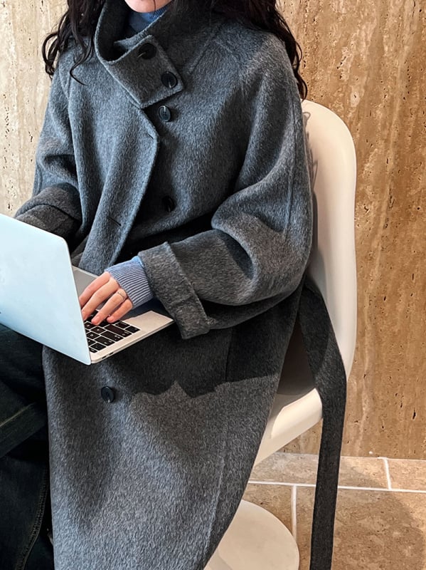 Дамско палто от вълна с яка-стойка, панелно пришити детайли, плътна материя, свободен силует, средна дължина