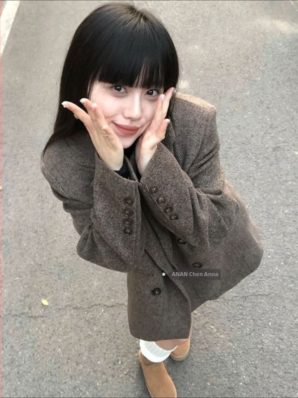 Дамско вълнено палто, средна дебелина, редовна версия, костюмна яка, едноредово закопчаване, дълги ръкави