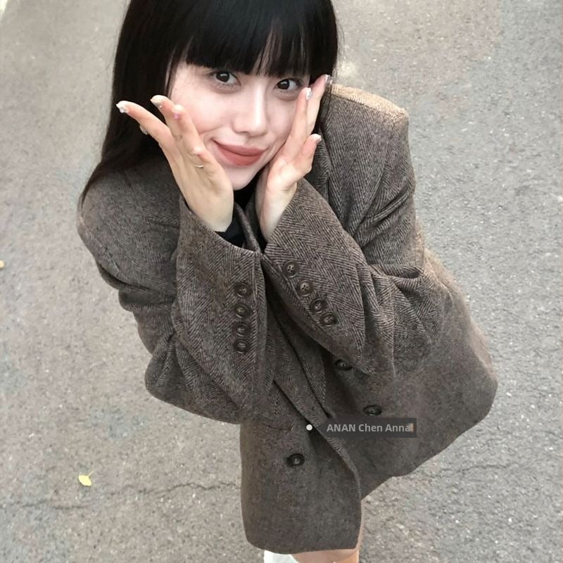 Дамско вълнено палто, средна дебелина, редовна версия, костюмна яка, едноредово закопчаване, дълги ръкави