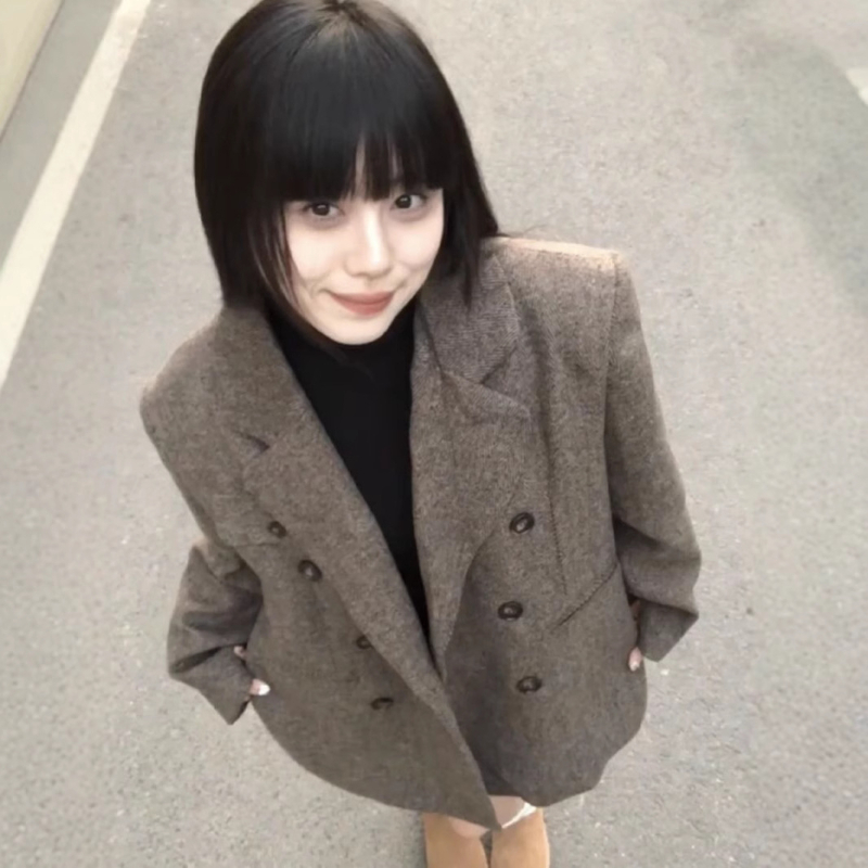 Дамско вълнено палто, средна дебелина, редовна версия, костюмна яка, едноредово закопчаване, дълги ръкави