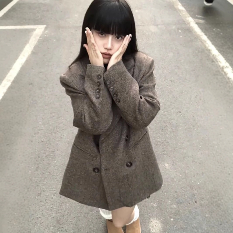 Дамско вълнено палто, средна дебелина, редовна версия, костюмна яка, едноредово закопчаване, дълги ръкави