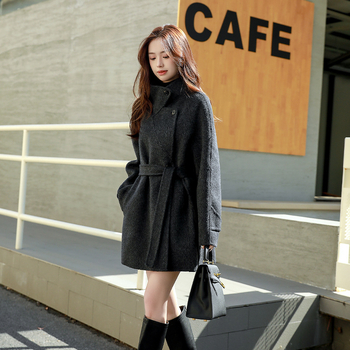 Дамско палто от вълна със стойкова яка, стегната талия и двойно закопчаване, средна дължина и джобове (материя: вълна 70–80%)