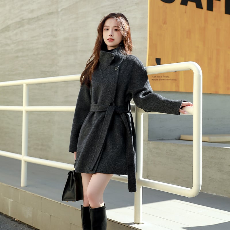 Дамско палто от вълна със стойкова яка, стегната талия и двойно закопчаване, средна дължина и джобове (материя: вълна 70–80%)