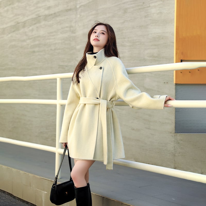 Дамско палто от вълна със стойкова яка, стегната талия и двойно закопчаване, средна дължина и джобове (материя: вълна 70–80%)