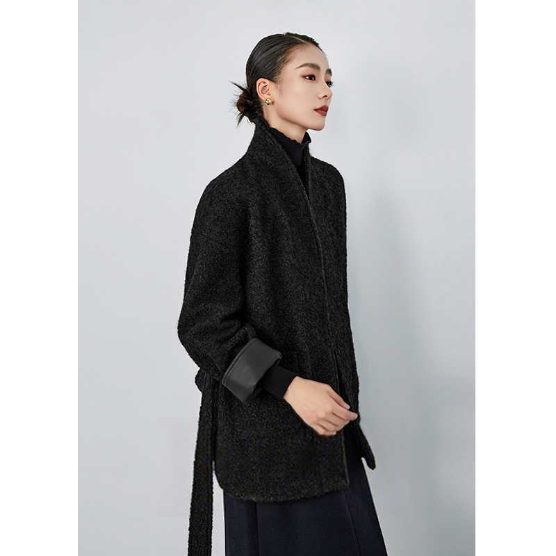 Дамско палто от вълна – средна дебелина, топло, V-образно деколте, дълги ръкави, закопчаване с връзки, полиестерен плат, дължина 50–65 cm, есен-зима 2025