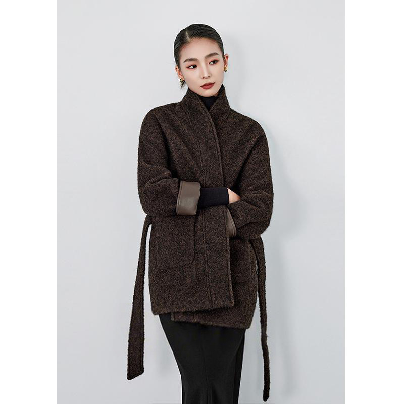 Дамско палто от вълна – средна дебелина, топло, V-образно деколте, дълги ръкави, закопчаване с връзки, полиестерен плат, дължина 50–65 cm, есен-зима 2025