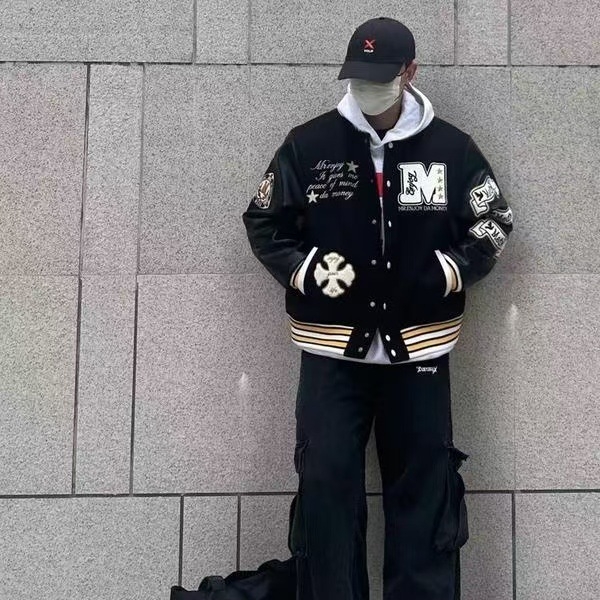 Baseball jakna sa slovima šivanim i kontrastnim detaljem — širok kroj, stojeći ovratnik, patentni zatvarač, glavna tkanina: najlon 70%, proljeće 2025