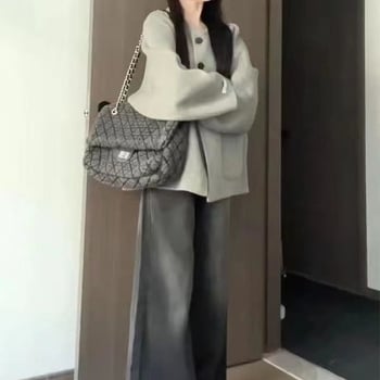 Ženski kaput u Hepburn stilu, chenille tkanina, kratka dužina (40–50 cm), okrugli ovratnik, rukavi 3/4, gumbi i džepovi, sadržaj spandex ispod 30%.