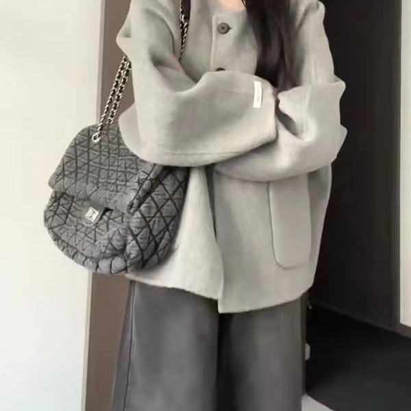 Ženski kaput u Hepburn stilu, chenille tkanina, kratka dužina (40–50 cm), okrugli ovratnik, rukavi 3/4, gumbi i džepovi, sadržaj spandex ispod 30%.