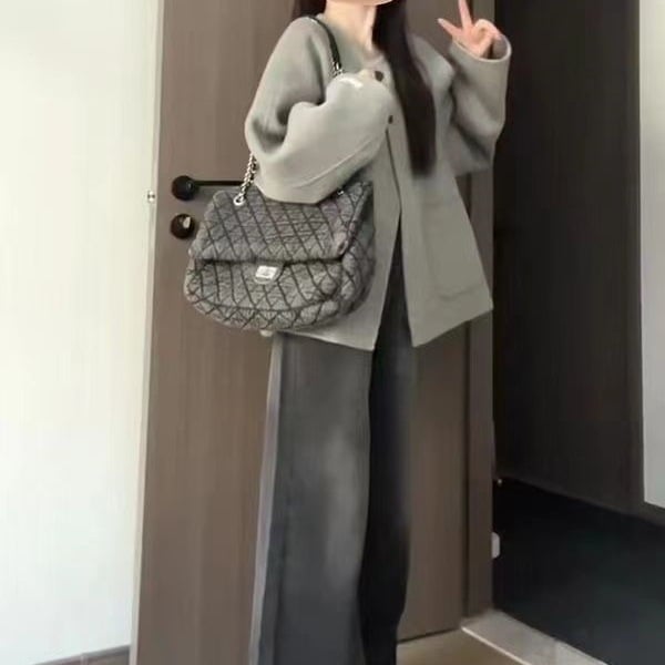 Ženski kaput u Hepburn stilu, chenille tkanina, kratka dužina (40–50 cm), okrugli ovratnik, rukavi 3/4, gumbi i džepovi, sadržaj spandex ispod 30%.
