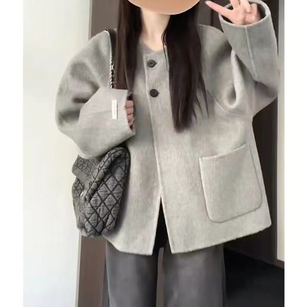 Ženski kaput u Hepburn stilu, chenille tkanina, kratka dužina (40–50 cm), okrugli ovratnik, rukavi 3/4, gumbi i džepovi, sadržaj spandex ispod 30%.