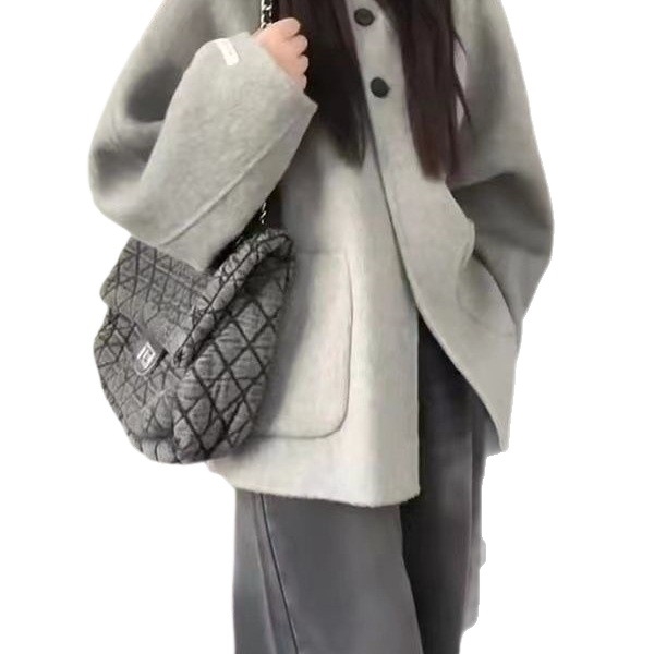Ženski kaput u Hepburn stilu, chenille tkanina, kratka dužina (40–50 cm), okrugli ovratnik, rukavi 3/4, gumbi i džepovi, sadržaj spandex ispod 30%.