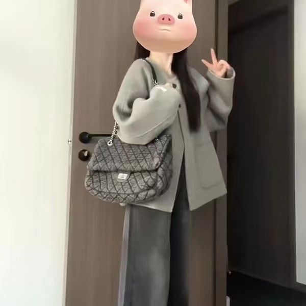 Ženski kaput u Hepburn stilu, chenille tkanina, kratka dužina (40–50 cm), okrugli ovratnik, rukavi 3/4, gumbi i džepovi, sadržaj spandex ispod 30%.